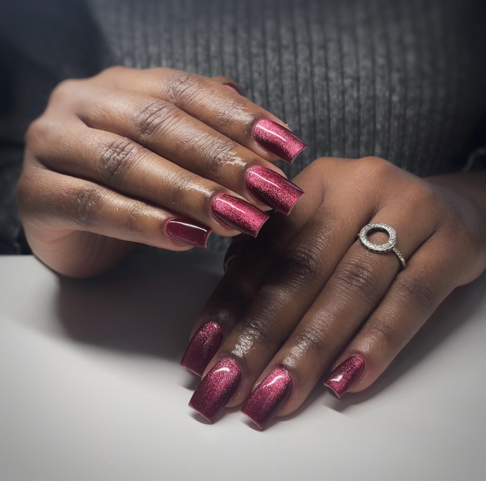 Ongles effet cat eyes rose pailleté