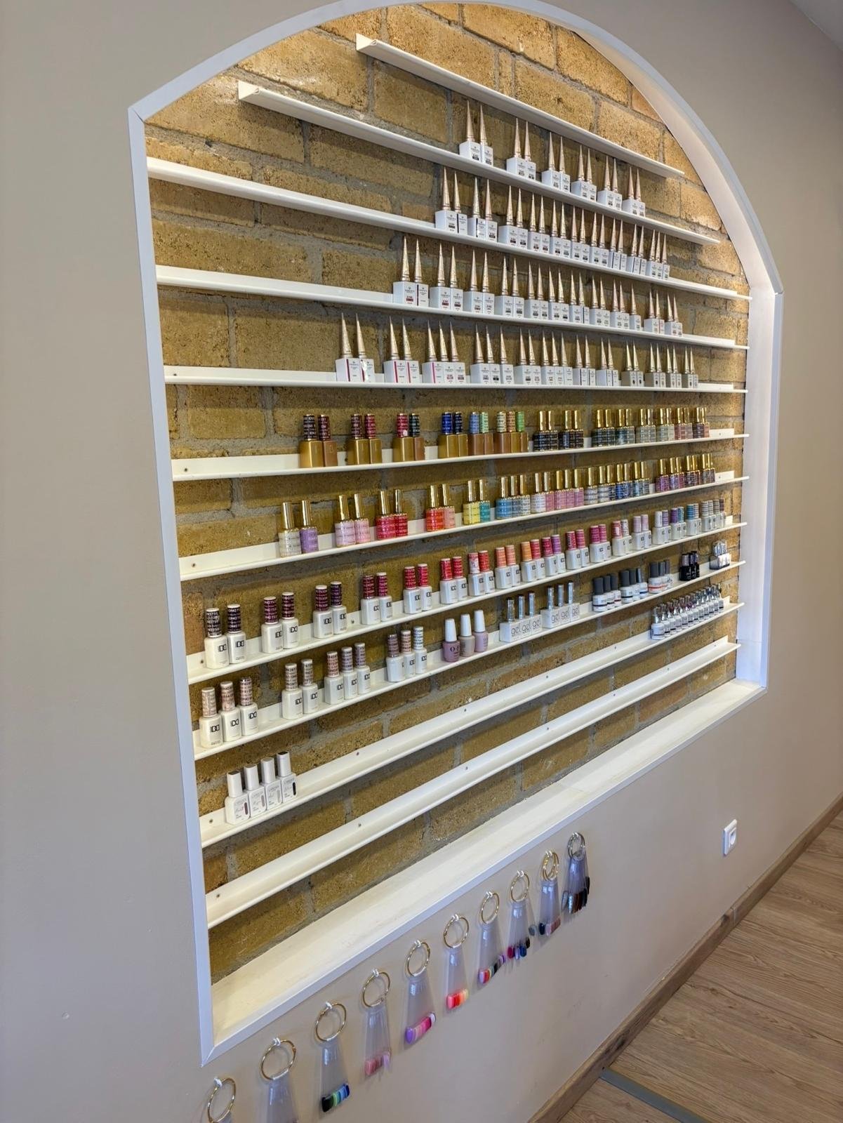 Mur de vernis du salon SB Beauty 31